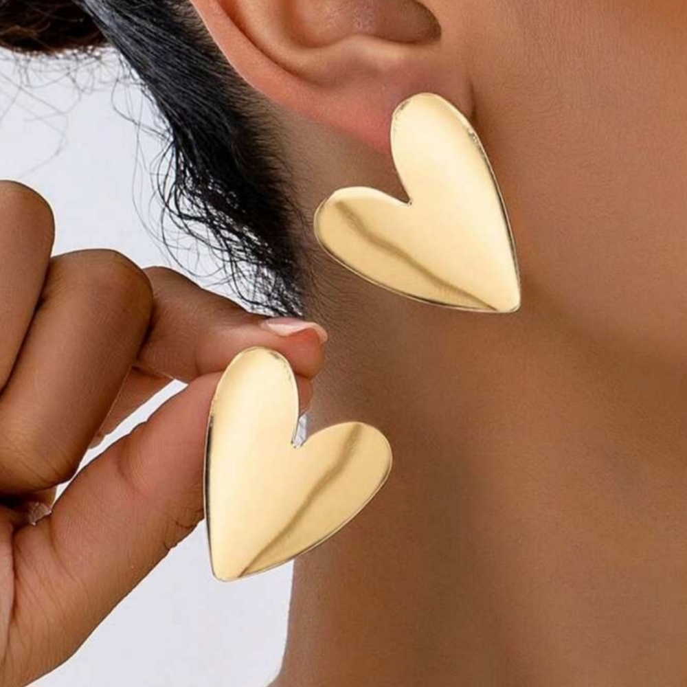 Lt Wt Gold Heart stud/pierced earrings